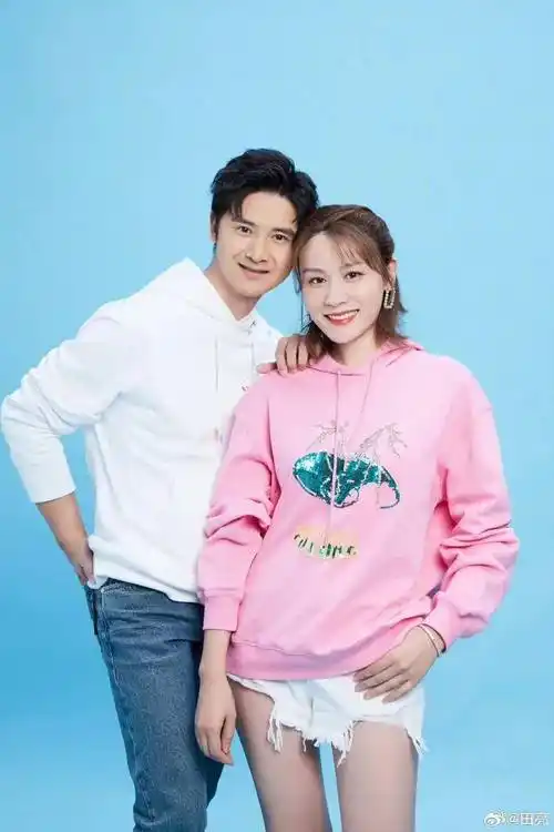 叶一茜田亮分享日常,一个秀全家福一个秀夫妻恩爱,幸福惹人羡_一家