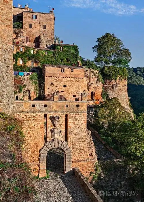 意大利托斯卡纳州的索拉诺: 中世纪村庄的风景, 市中心的城墙和老城