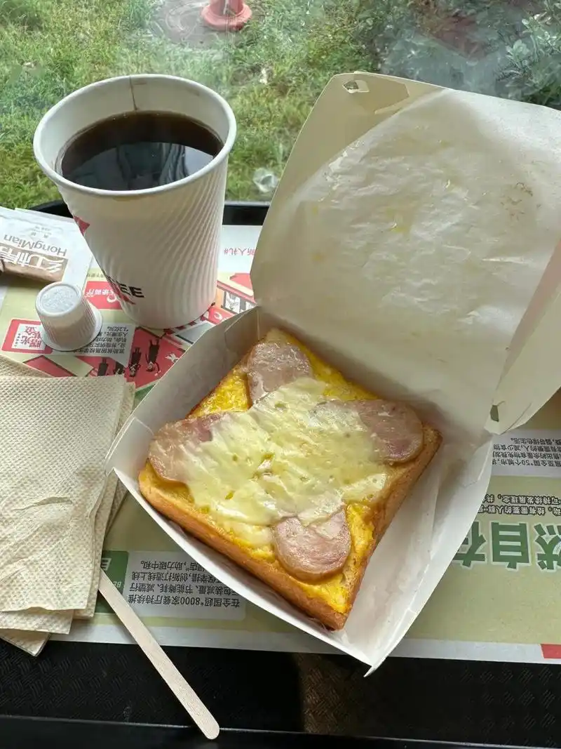 肯德基新出的早餐种类:乳酪熏鸡云朵汤吐司,名字比较难念.