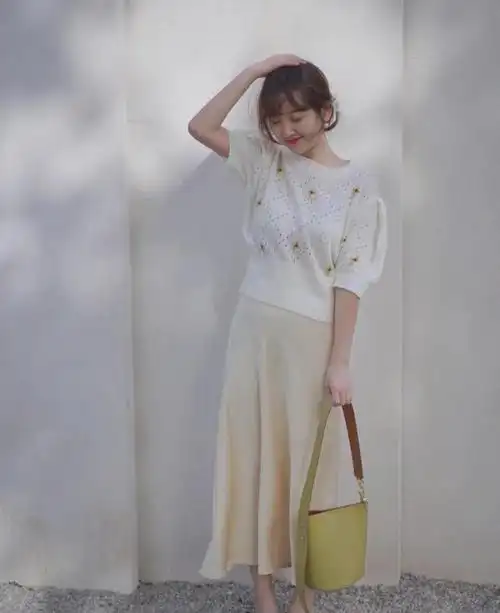 微胖女生的夏日穿搭,色彩搭配与风格是重点,穿对款式显瘦又减龄