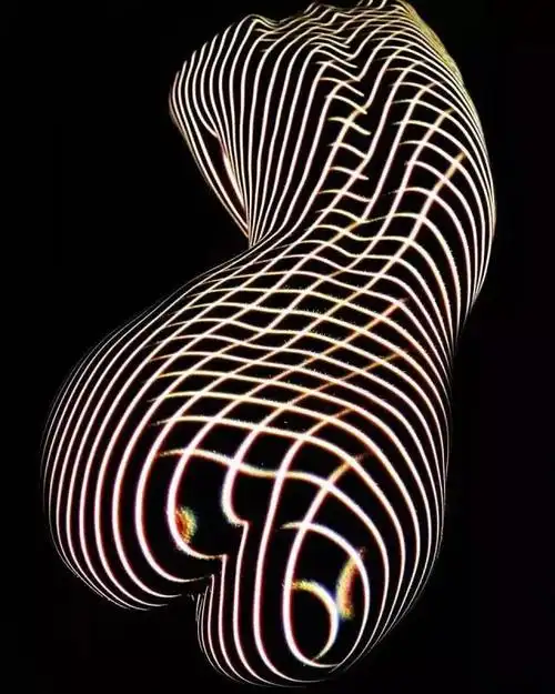 当女性身体与光影完美结合这曲线给摄影师跪了