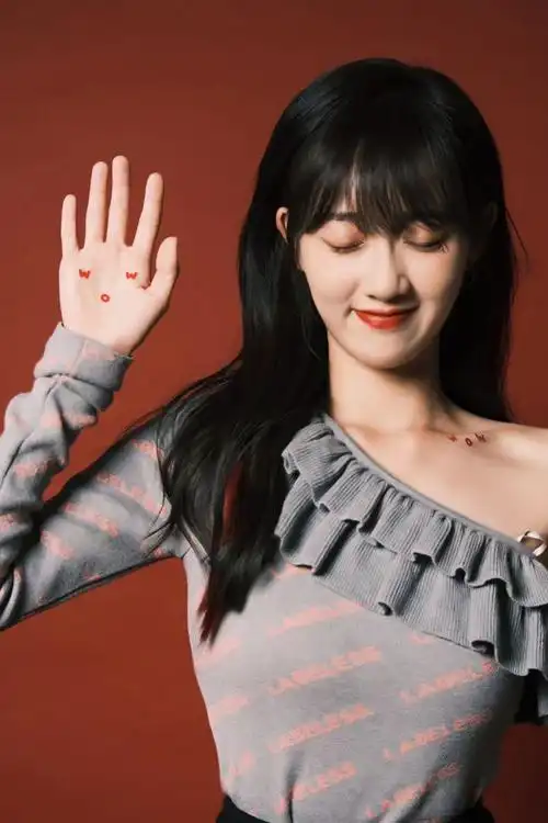 李子璇首张epwow上线打破标签全新出发