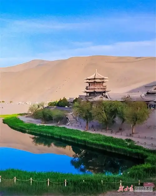 敦煌鸣沙山风光醉人月牙泉碧波荡漾