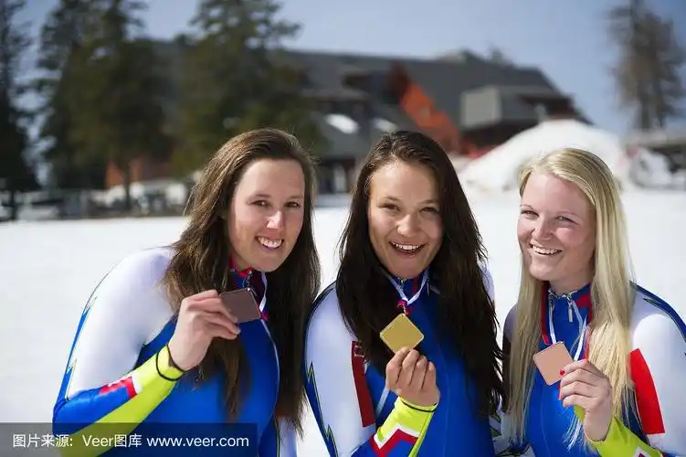 女职业滑雪运动员拿着奖牌摆姿势