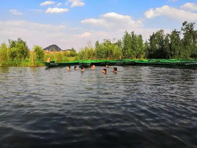 孩子们在湖中戏水,童真无邪,悠闲自得.