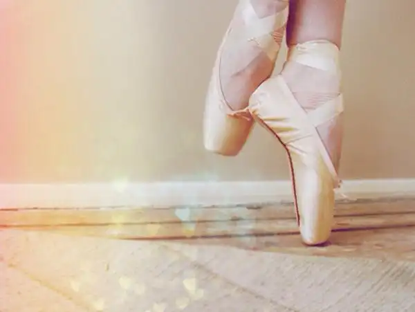 芭蕾舞用脚尖站时,脚尖是怎么样的,能发张没穿鞋的图片么,我想看看