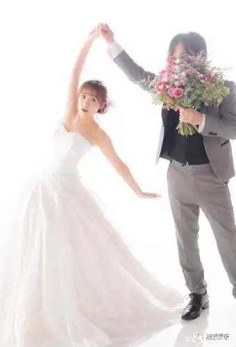 前akb48成员板野友美与棒球选手高桥奎二结婚