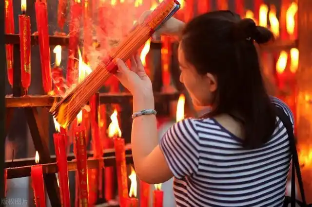 旅游到寺庙烧香时,哪种愿望不能许?不但不灵验还损福报