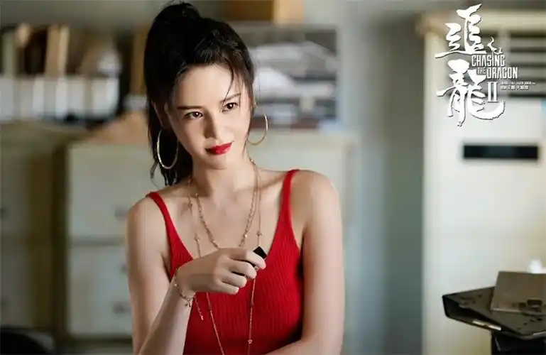 而由文咏珊饰演的赵敏,邱秋意浓饰演周芷若