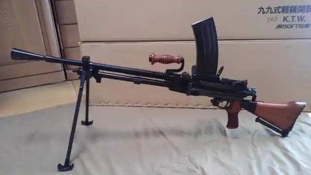 图:截图来自电影预告片,可以看到是日制99式轻机枪