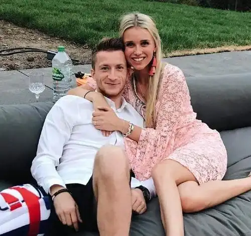 罗伊斯高调宣布即将当爹,斯嘉丽怀上小公主二人晒亲密合照