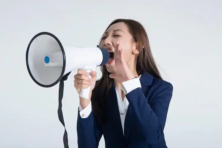 一个举着喇叭大喊的商务女性图片下载