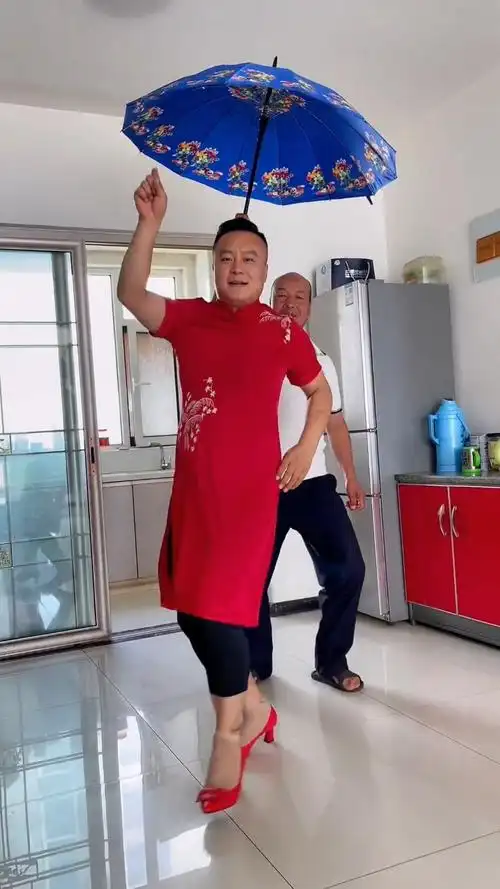 跳一首《摇太阳》广场舞,简单易学,一学就会,舞姿美不美不重要,重要的