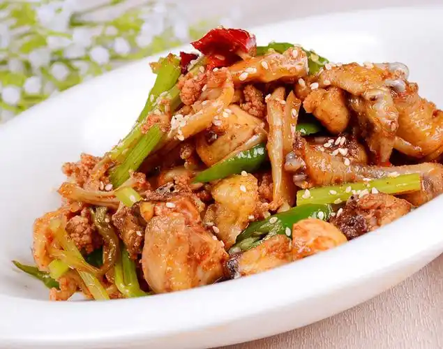 炒鸡肉时,万万不能直接下油锅,多加"1步",又鲜嫩又没腥味!