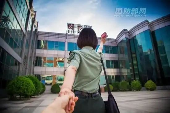 解放军信息工程大学招生宣传照:与女兵牵手看遍军校美景