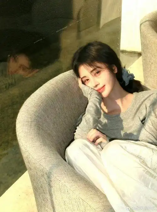 鞠婧祎最新假期营业照 超绝松弛感 简单的衣服都能美的很轻松