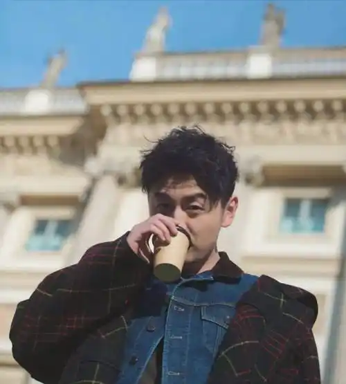 雷佳音不笑更有魅力,笑起来褶子太明显,侧分发型真是个性又时尚_男生