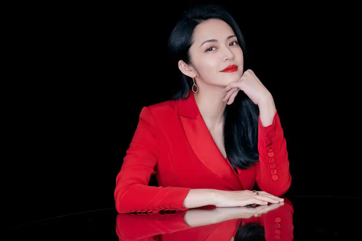 姚晨身着一袭红色v领连身裙现身first青年电影展星光红毯.