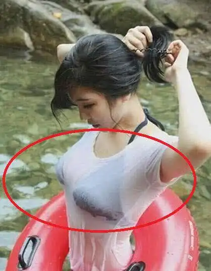 妹子游泳连泳衣都不穿里边还故意穿个黑色的内衣丢人丢大发了啊