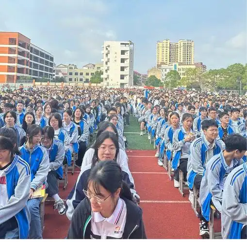 激情追梦·赢在高考——新邵八中举行高三励志演讲会