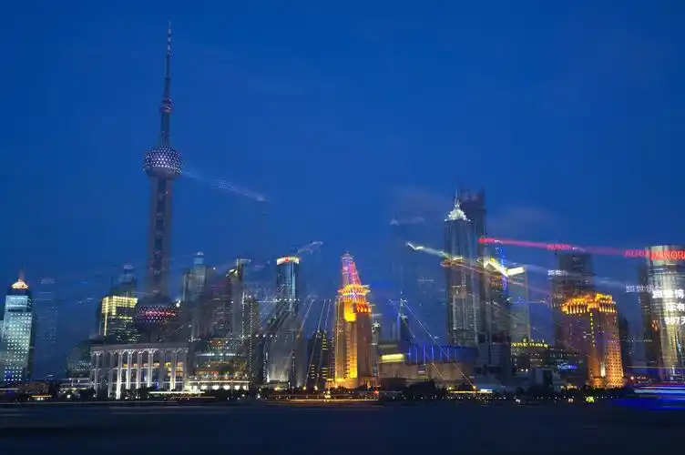 东方明珠广播电视塔的夜晚之美 每周五到周日的晚上八点到十点