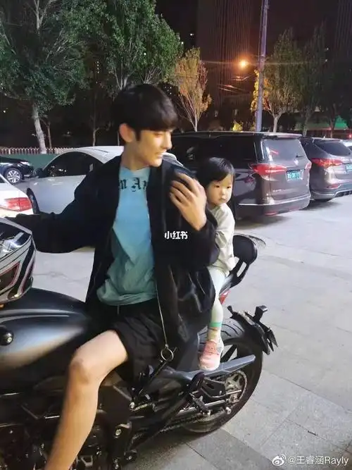 王睿涵带心儿宝贝骑上了摩托?