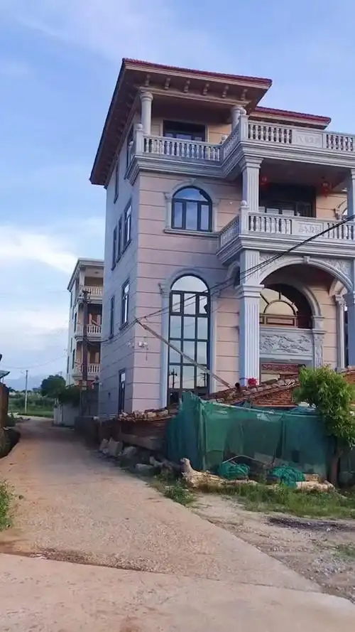 兄弟两建房,父亲建议建4层,同一个大门进出一家住两层,大嫂不同意