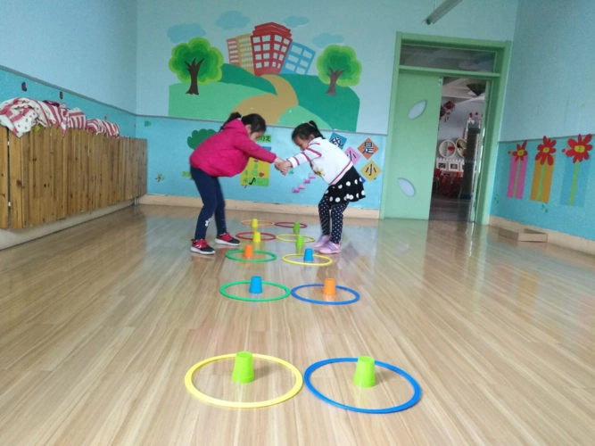 玩转呼啦圈第二实验幼儿园大班室内游戏活动