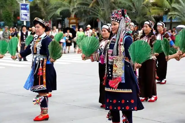 五十六个民族篇:哈尼族的服饰特点,民俗习惯
