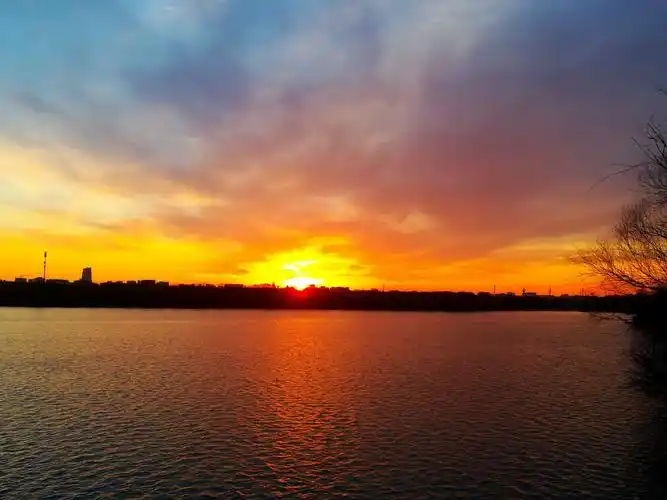 早晨,北京阳光上线,绝美朝霞再现,映红了半边天.