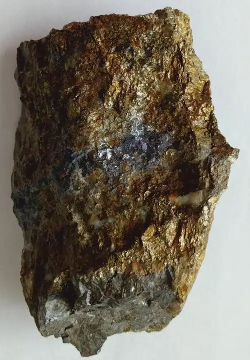 典型金矿石标本比如,上图中很多金光闪闪的黄色矿物就是黄铁矿或黄