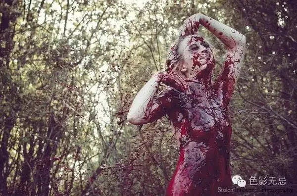 其实,这位摄影师也的确是颇重口的.