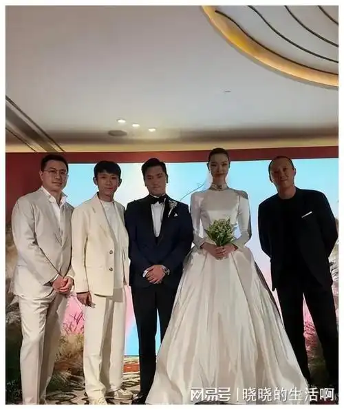 杨紫大学同学结婚张一山担任伴郎戴眼镜封印颜值不抢新郎风头