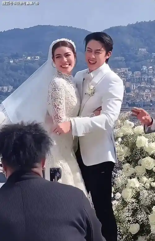 女星kim和mark举办婚礼,与男友阳台撒糖,相拥亲吻爱意满满_视频_女方