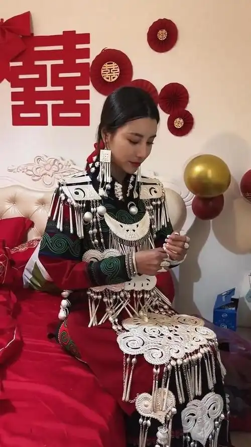 彝族姑娘穿传统服饰结婚,颜值与气质明艳动人!