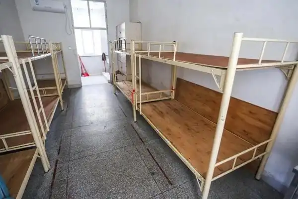 子江中学也紧盯住的问题,他们要求所有学生全员住宿.