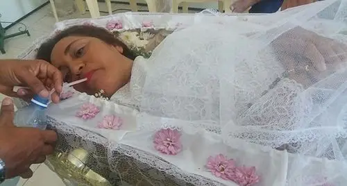 巴西女子为体验葬礼躺棺材内装死一整天组图