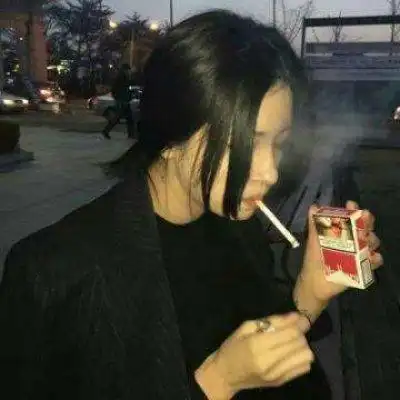 超酷黑暗系女生头像超潮女生抽烟头像
