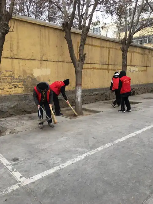 同学们正在打扫卫生,身着志愿者服装,映入眼帘的是一个个鲜红的身影.
