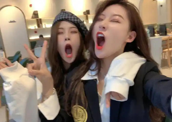 原创许静婉晒闺蜜合影自拍,两位女孩子都好可爱,好闺蜜确实让人羡慕