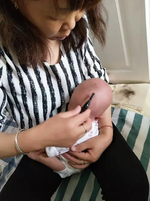 快满月了姥姥给宝宝剃胎发呢    2019.6.23