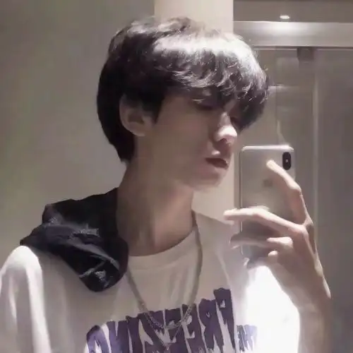 手机控男生自拍头像高清超帅图片