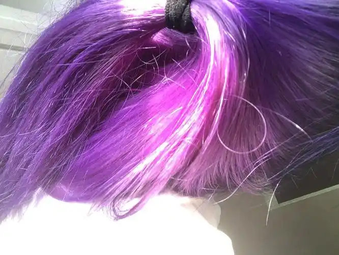 方法就是把紫药水(甲紫溶液)滴进护发素,调出想要的紫色来,再涂上头发