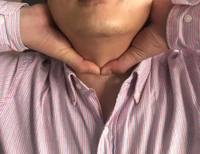 放下手机,你能双手掐住自己脖子吗?掐不住可要当心了_腾讯新闻