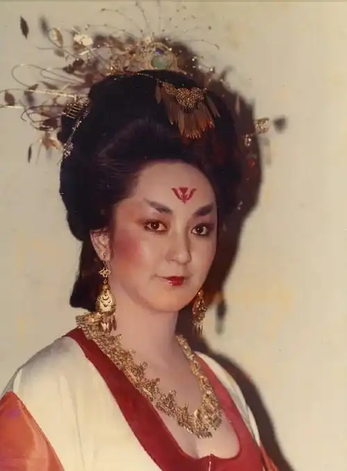 韦布衣由台湾画家张杰扮演泰康郡主的宴会造型借用回鹘女性装饰,加以