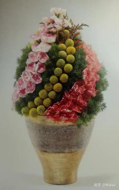 麦穗花艺稳重的圆锥型插花