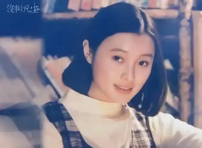 吴越年轻时的照片真的是太美了,清纯温婉,落落大方
