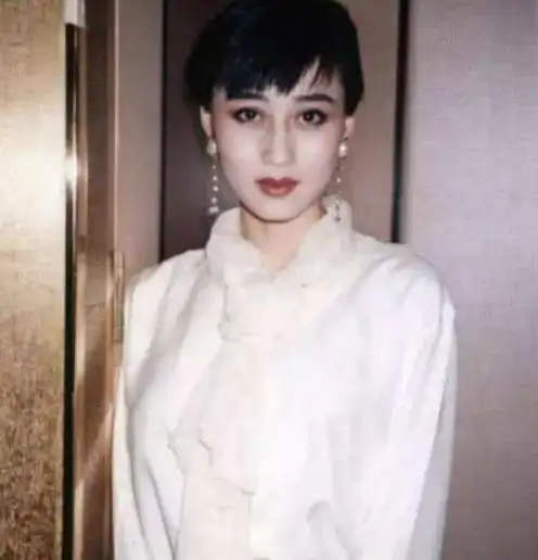 何超欣比利智女儿更像利智?看过梁安琪年轻时照片秒懂?