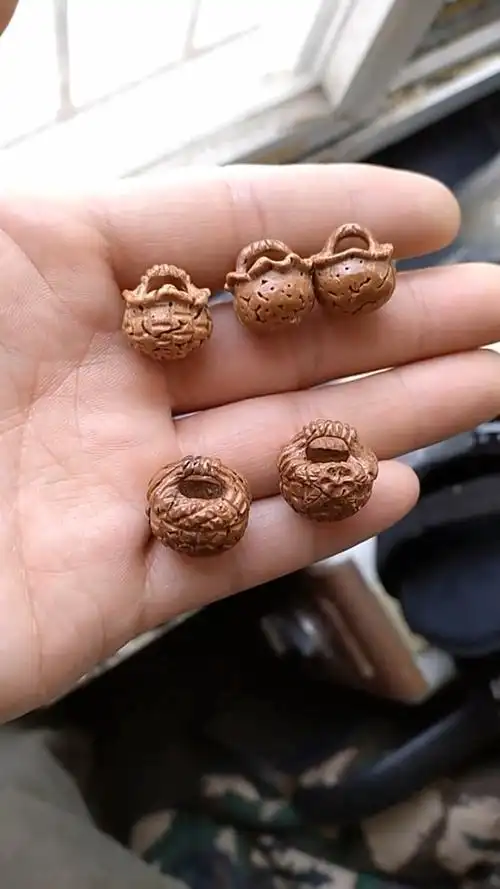 用桃核做的小花篮,看着好可爱呀,做工也好精致