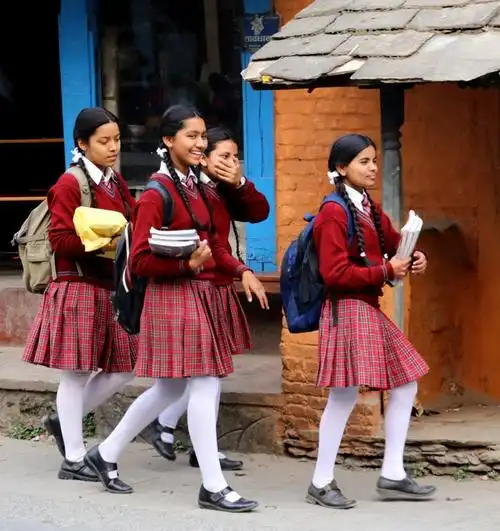 尼泊尔的学生和校服